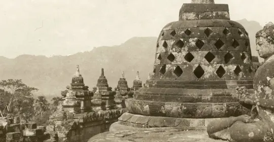 Squatting Buddha on temple roof, Boro Boedor 